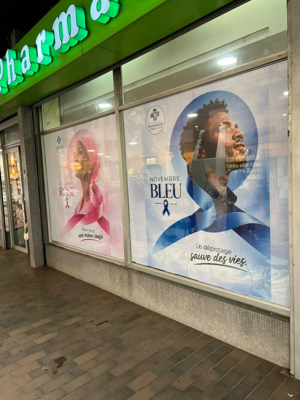 Vitrine Octobre rose et Novembre bleu de la Grande Pharmacie du Commerce